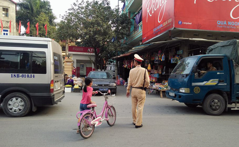 Trao đổi với PV Kiến Thức, Đại úy Phó Hồng Hiệp (CSGT, Công an huyện Mỹ Đức, Hà Nội) cho biết: "Chúng tôi được phân công làm nhiệm vụ tại đây, trong các ngày Tết hầu như không nghỉ. Có hôm cả tổ phải dậy làm việc từ 3h sáng do du khách đổ về chùa Hương rất đông...".