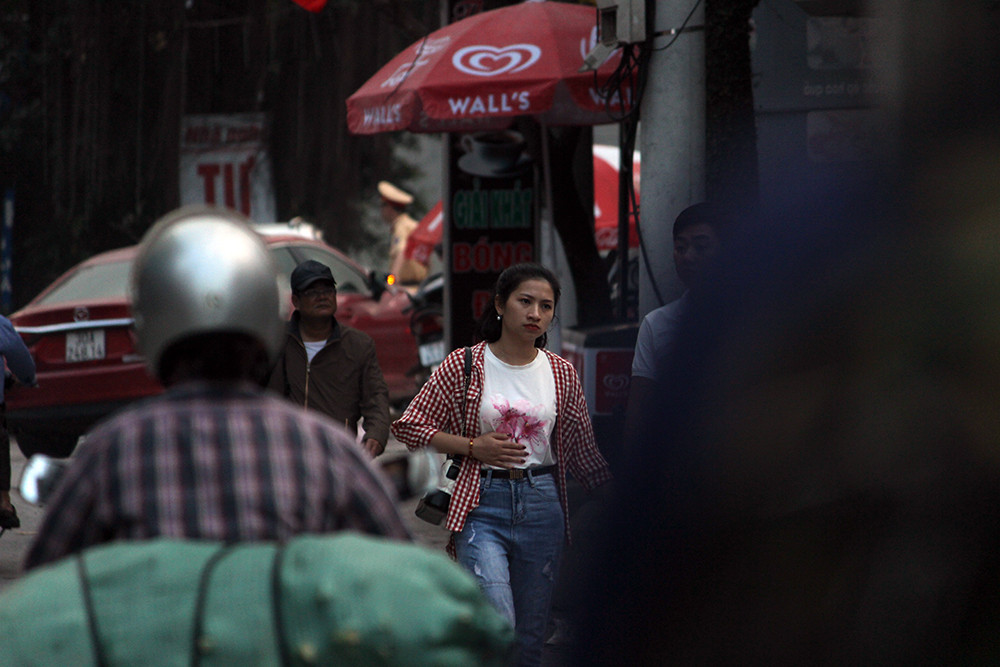 Nhiều cô gái cũng về chùa Hương cầu may mắn, an lành dịp đầu Xuân năm mới.