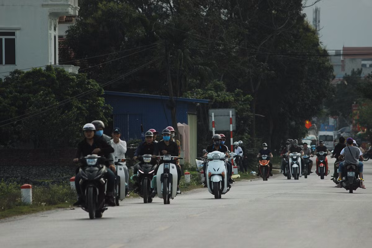 Theo ban tổ chức, năm nay gần 200 cán bộ, chiến sỹ các đội nghiệp vụ Công an TP Hà Nội, Công an huyện Mỹ Đức, xã Hồng Quang (Ứng Hòa), xã Tân Sơn (Kim Bảng, Hà Nam) tham gia bảo đảm an ninh trật tự, an toàn giao thông trong suốt ba tháng lễ hội.