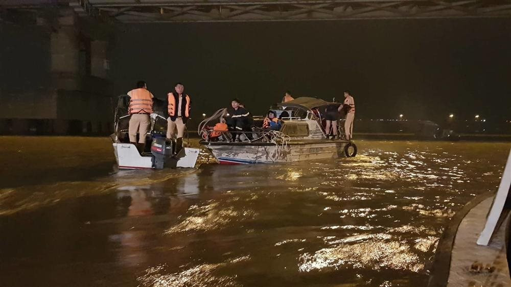 Nghi an chong giet vo, nem xac xuong song Hong phi tang