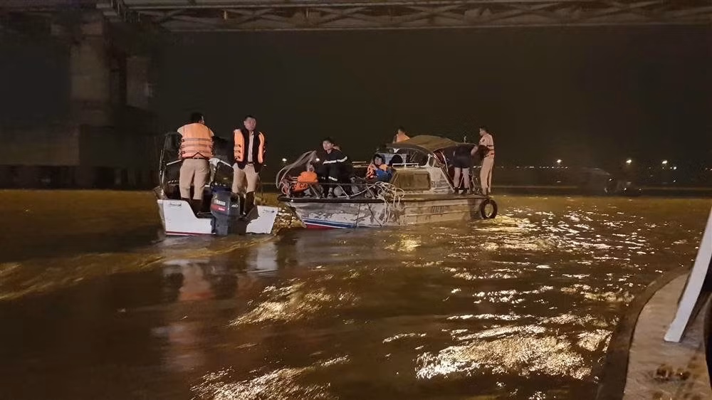 Nghi an chong giet vo, nem xac xuong song Hong phi tang