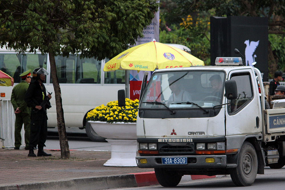 Cách khoảng 5m lại có một cảnh sát cơ động đứng làm nhiệm vụ cùng với lực lượng chức năng khác xung quanh khách sạn JW Marriott.