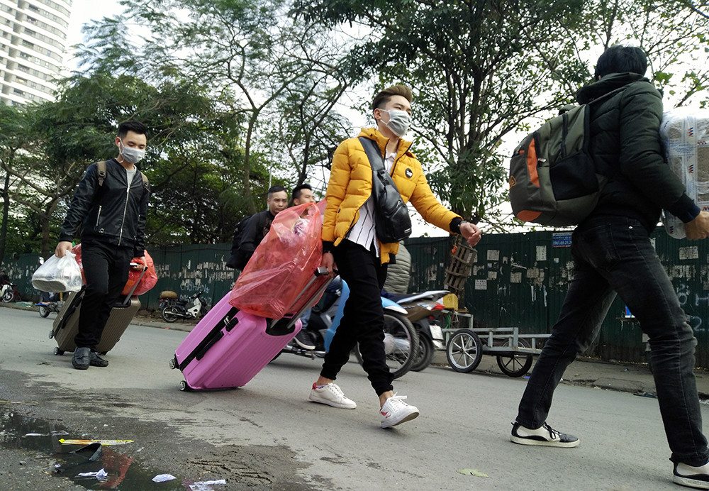 Ai nấy cũng rất vội vàng, và mong sớm được về với gia đình sau quãng thời gian học tập, làm việc xa nhà, xa quê hương.