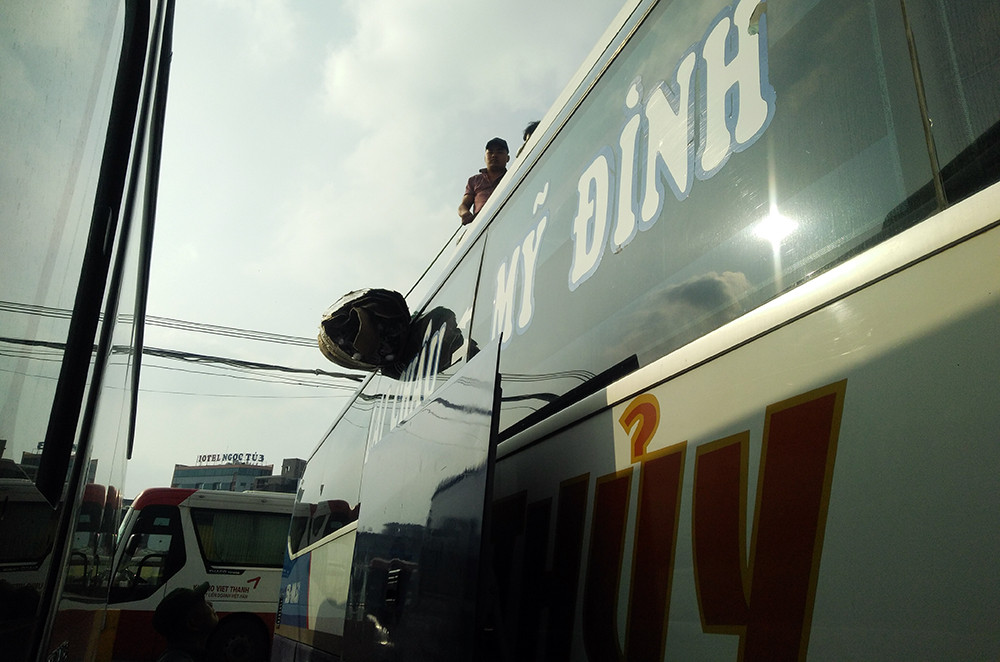 Do hành khách về quê mang theo nhiều đồ đạc nên một số nhà xe phải tận dụng hết các chỗ trống để chứa đồ.