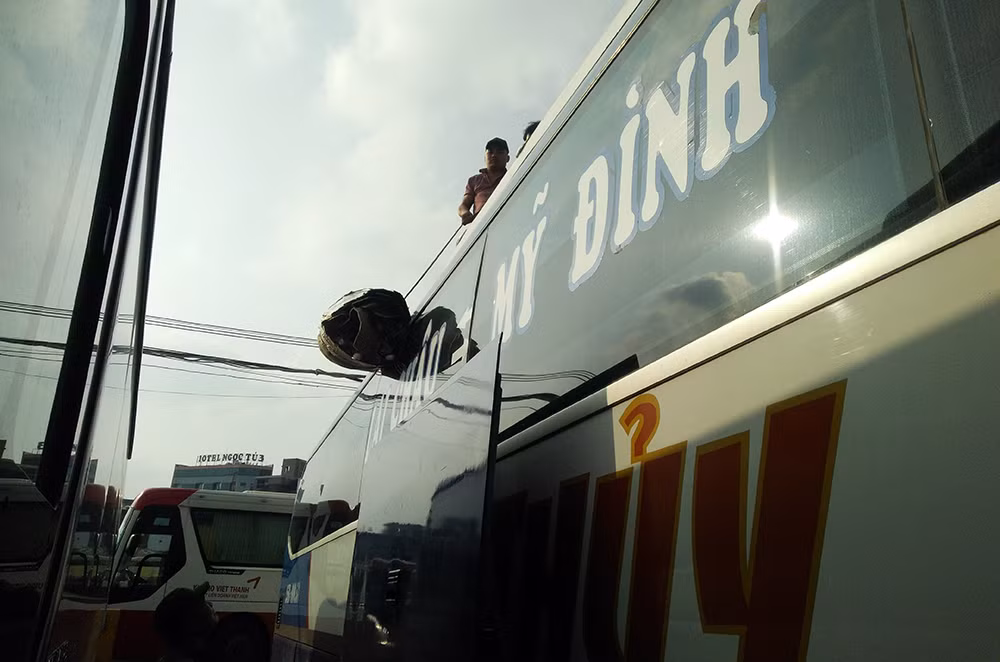 Do hành khách về quê mang theo nhiều đồ đạc nên một số nhà xe phải tận dụng hết các chỗ trống để chứa đồ.