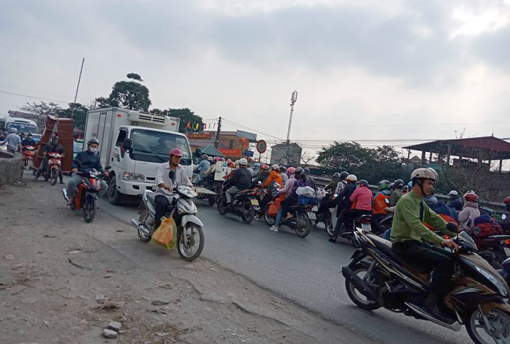 Giao thông trên tuyến QL1A (cũ) hầu như "tê liệt", ô tô xe máy phải luồn lách, nhúc nhích từng cm để tìm lối đi.