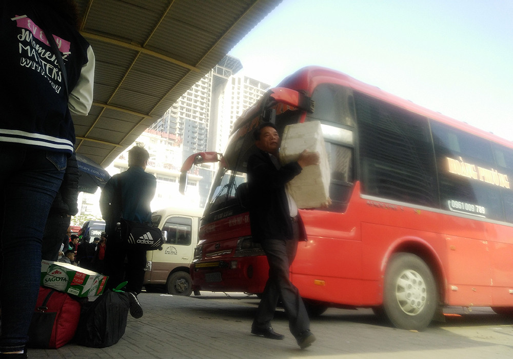 Người dân về quê mang theo nhiều đồ đạc lỉnh kỉnh.