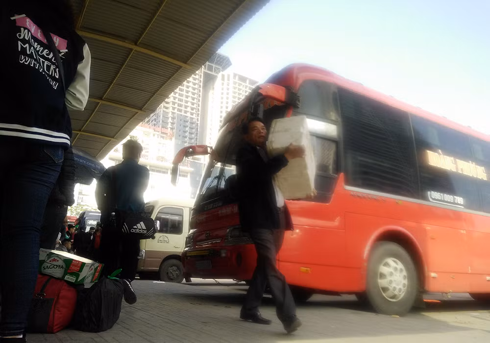 Người dân về quê mang theo nhiều đồ đạc lỉnh kỉnh.