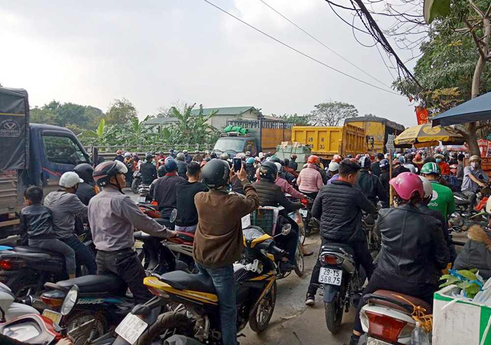 Tuy nhiên, đến gần cuối giờ chiều nay, do người dân về quê bằng xe máy rất đông nên tại khu vực đường QL1A (cũ) thường xuyên xảy ra tình trạng ùn tắc.