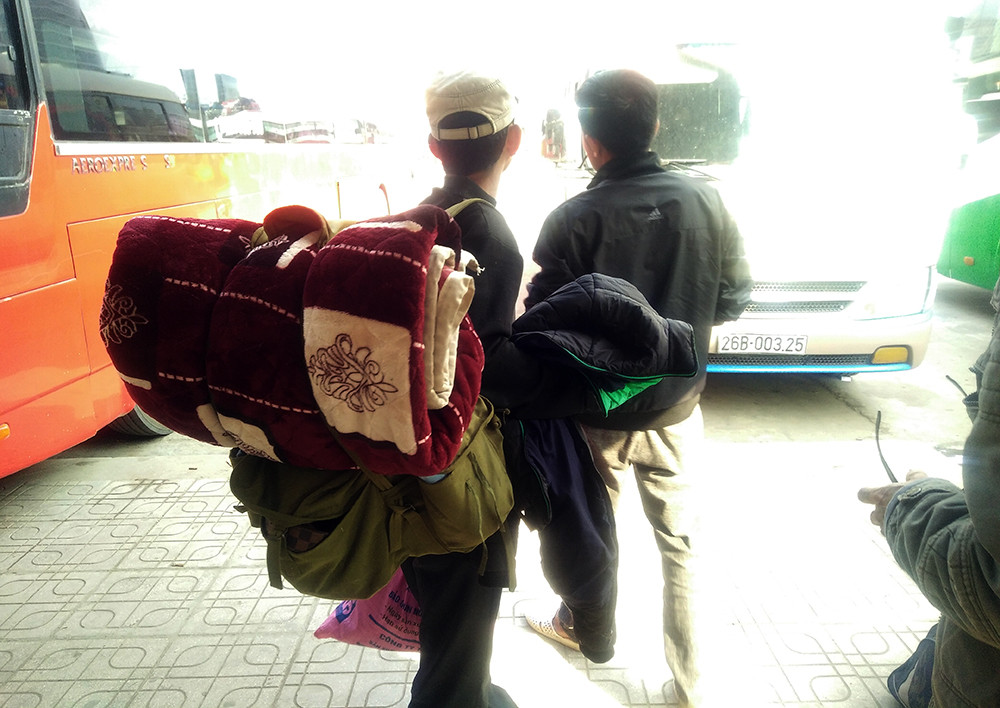 Người đàn ông đem theo nhiều chăn màn, quần áo rời Hà Nội về quê đón Tết cổ truyền với người thân, gia đình.