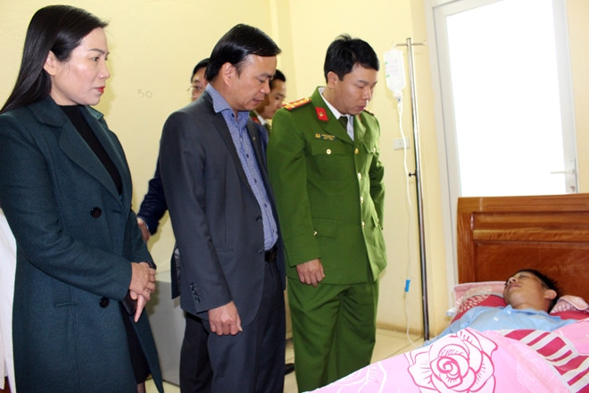 Suc khoe trung uy cong an bi ban trong thuong gio ra sao?-Hinh-2