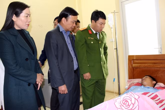 Suc khoe trung uy cong an bi ban trong thuong gio ra sao?-Hinh-2