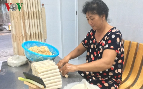 Được biết, từ khi mang thai con trai út chồng bà có người khác, bà Nga một thân một mình sau đó nuôi dạy 4 cậu con trai. Đối với “cô heo”, hàng ngày hay kêu “Ụt Ụt” nên được bà Nga lấy đó đặt tên luôn. Ảnh VOV.