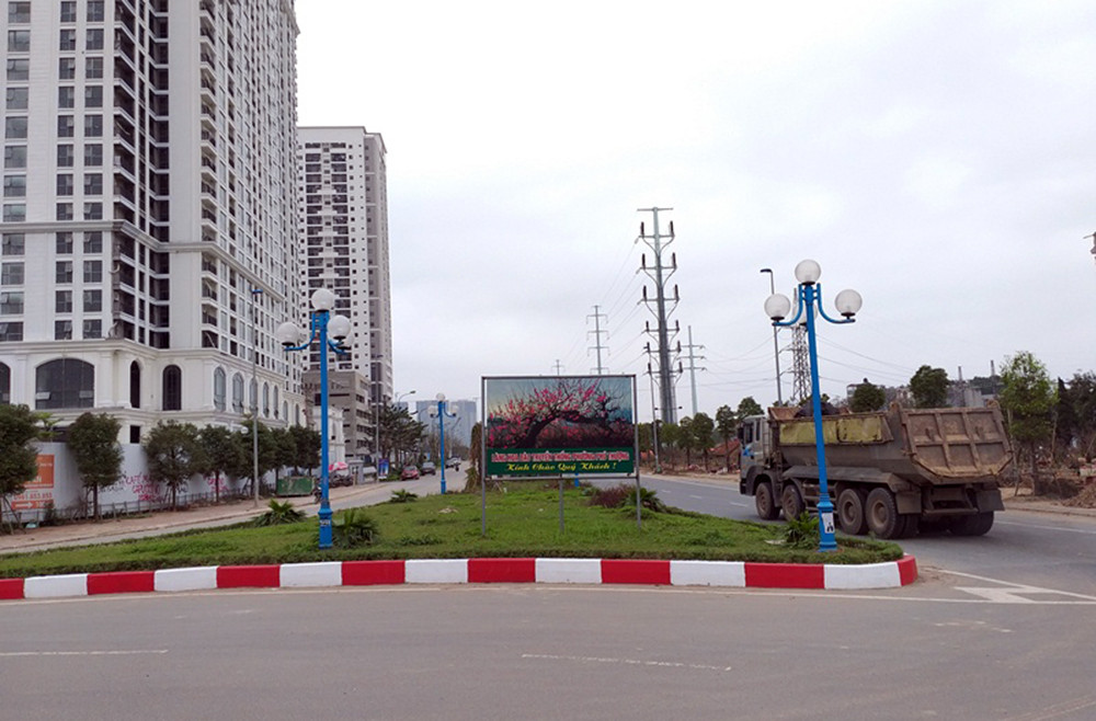 Những chiếc xe ô tô tải thì hoạt động liên tục trên tuyến đường này. Trước sự việc, trao đổi với PV lãnh đạo UBND phường Phú Thượng lại cho rằng con đường này thuộc phạm vi quản lý của Công ty TNHH phát triển Khu đô thị Nam Thăng Long, còn việc đổ đất ra đường là do… người dân (!?).