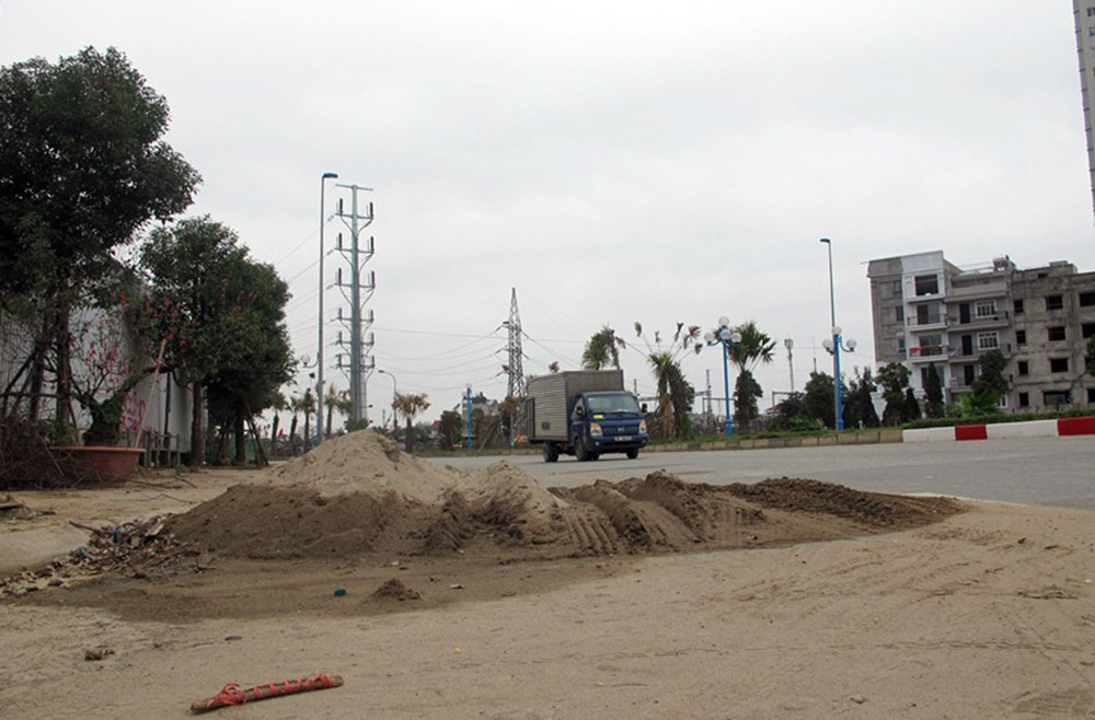 Nhiều đoạn người dân ngang nhiên đổ từng đống đất, cát lấn quả nửa đường mà chính quyền địa phương không hề có biện pháp ngăn chặn, xử lý.
