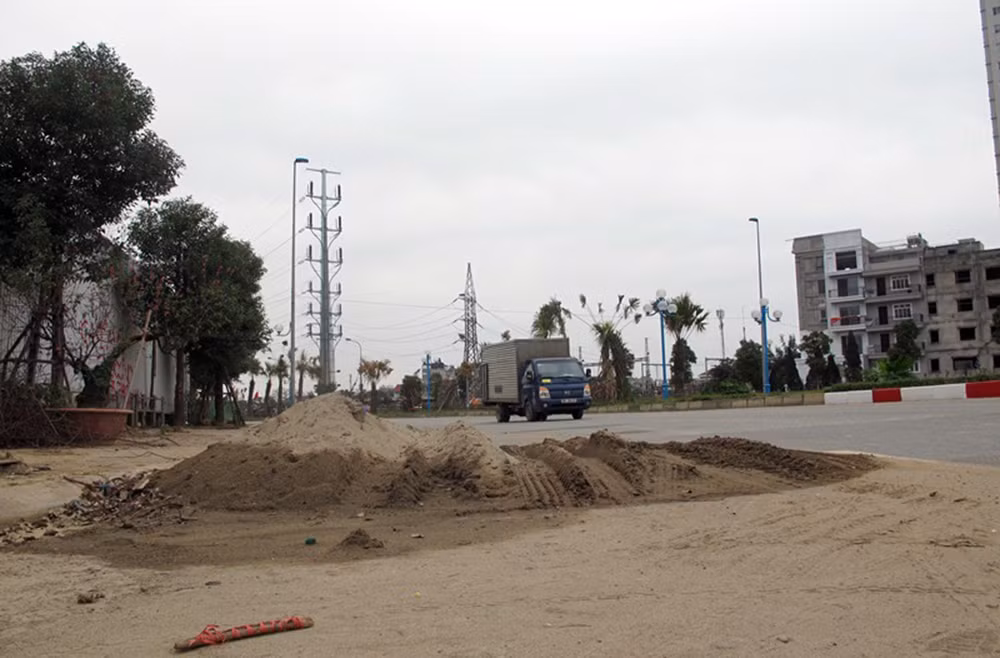 Nhiều đoạn người dân ngang nhiên đổ từng đống đất, cát lấn quả nửa đường mà chính quyền địa phương không hề có biện pháp ngăn chặn, xử lý.