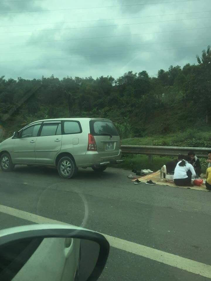 Tam giu o to 7 cho trai chieu an uong tren cao toc