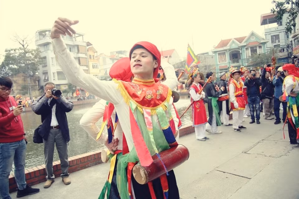 Lễ hội dân làng nơi đây diễn ra để tưởng nhớ vị Thành hoàng là Bố Cái Đại Vương Phùng Hưng khởi nghĩa đánh đuổi giặc Đường tại thành Tống Bình 770 - 798 (Hà Nội bấy giờ)...