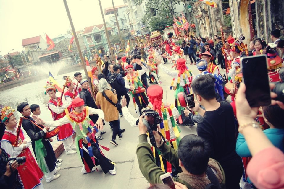 Đông đảo người dân, cùng du khách thập phương thích thú với điệu múa "bồng".