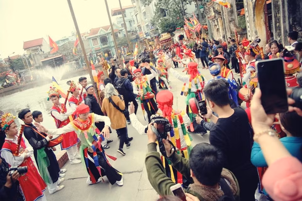 Đông đảo người dân, cùng du khách thập phương thích thú với điệu múa "bồng".