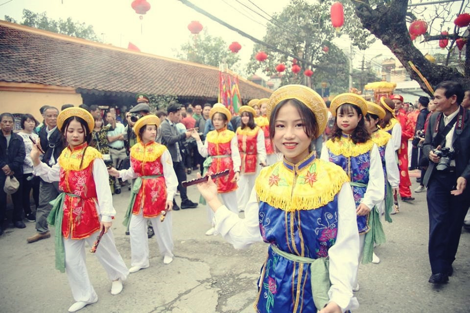 Những cô gái xinh xắn trong làng tham gia lễ hội khiến du khách say đắm.