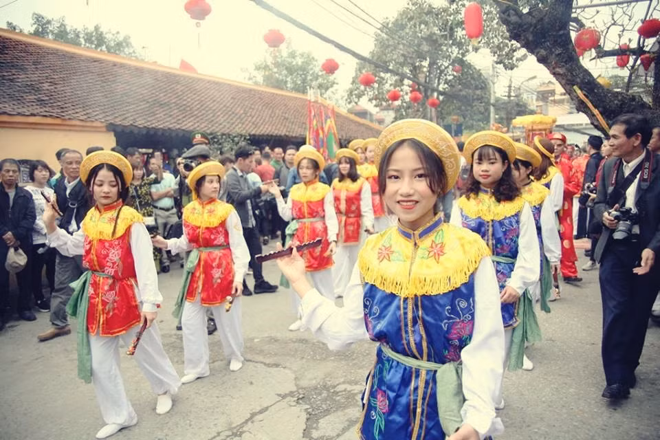 Những cô gái xinh xắn trong làng tham gia lễ hội khiến du khách say đắm.