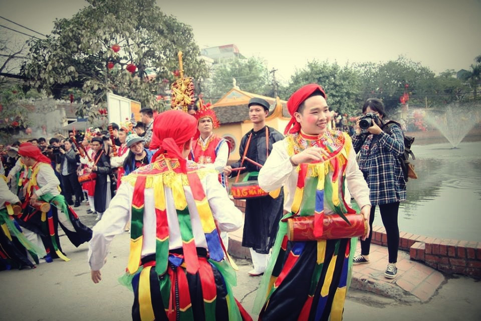 Điệu múa bồng của người làng Triều Khúc thể hiện tràn đầy năng lượng.