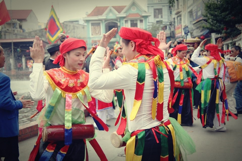 Từ cử chỉ của các ngón tay, bàn tay đến ánh mắt lúng liếng, nụ cười mời gọi... của các chàng trai múa "bồng" phải thật uyển chuyển.