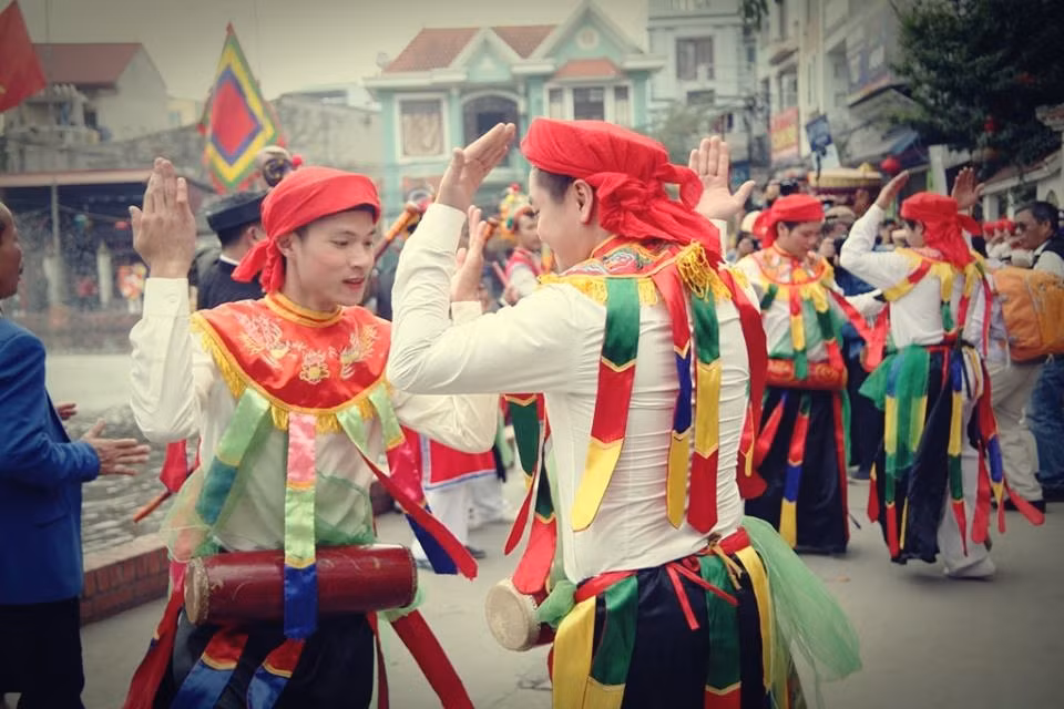 Từ cử chỉ của các ngón tay, bàn tay đến ánh mắt lúng liếng, nụ cười mời gọi... của các chàng trai múa "bồng" phải thật uyển chuyển.