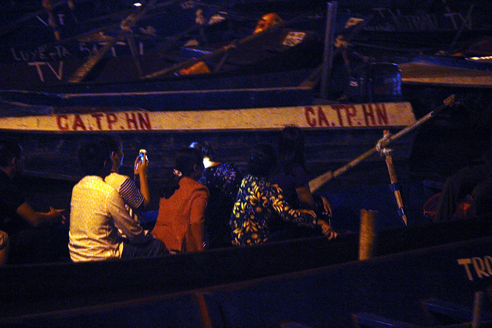 1h sáng ngày 10/2 (tức mùng 6 Tết), từng tốp người vẫn nườm nượp đi thuyền lên chùa Hương.