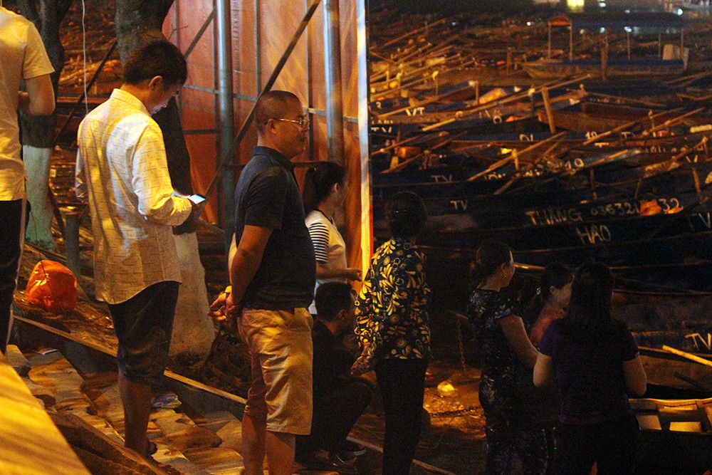 Du khách trẩy hội chùa Hương lúc nửa đêm như thế này vì sợ ban ngày gặp phải cảnh tượng đông đúc, chen lấn nhau.