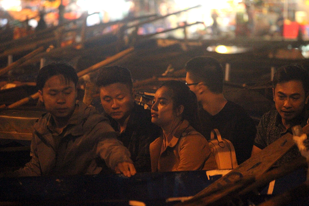 Nhiều nam nữ thanh niên rủ nhau trẩy hội chùa Hương xuyên đêm.