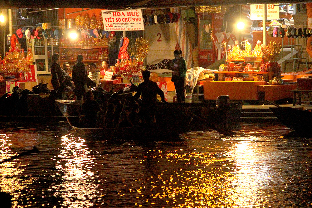 Những quầy hàng mã, đồ lễ bên bờ suối Yến cũng hoạt động xuyên đêm để phục vụ du khách.