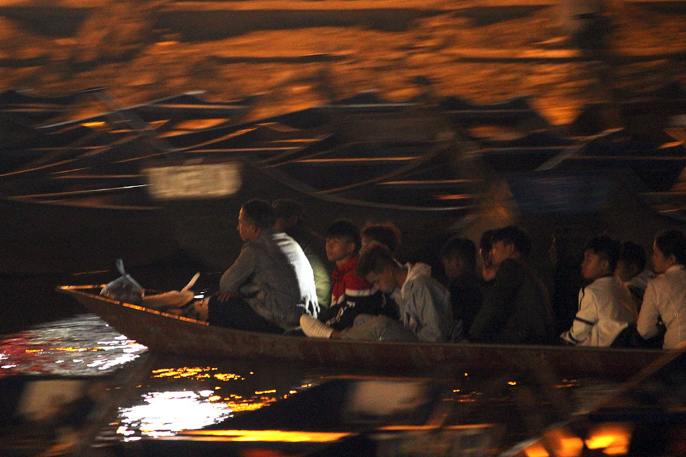 Thỉnh thoảng du khách dùng điện thoại để soi sáng trên dòng suối Yến do di chuyển trong đêm tối mù mịt.