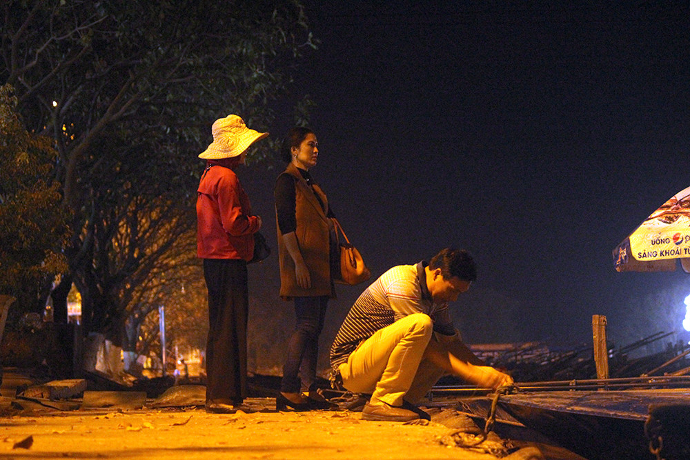 Càng về khuya, lượng người lên thuyền để đi lễ càng đông.