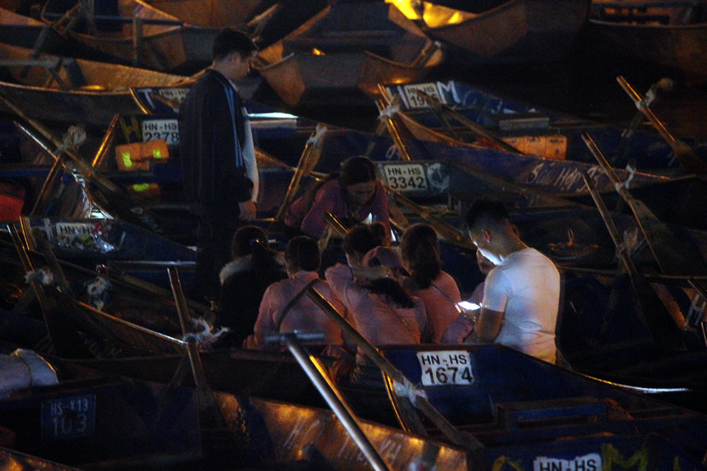 Ai nấy đều mong nhận được những điều tốt đẹp nhất trong năm mới nên không quản ngại xuyên đêm trẩy hội chùa Hương.