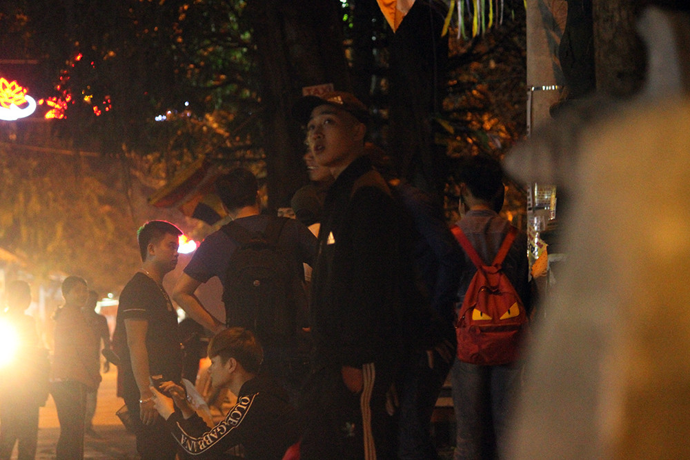 23h ngày 9/2 (tức mùng 5 Tết), từng tốp du khách vẫn ùn ùn kéo nhau đến các bến thuyền trên dòng suối Yến đi đò lên chùa Hương (Mỹ Đức, Hà Nội) lễ Phật đầu năm và cầu may mắn, an lành trong năm mới.