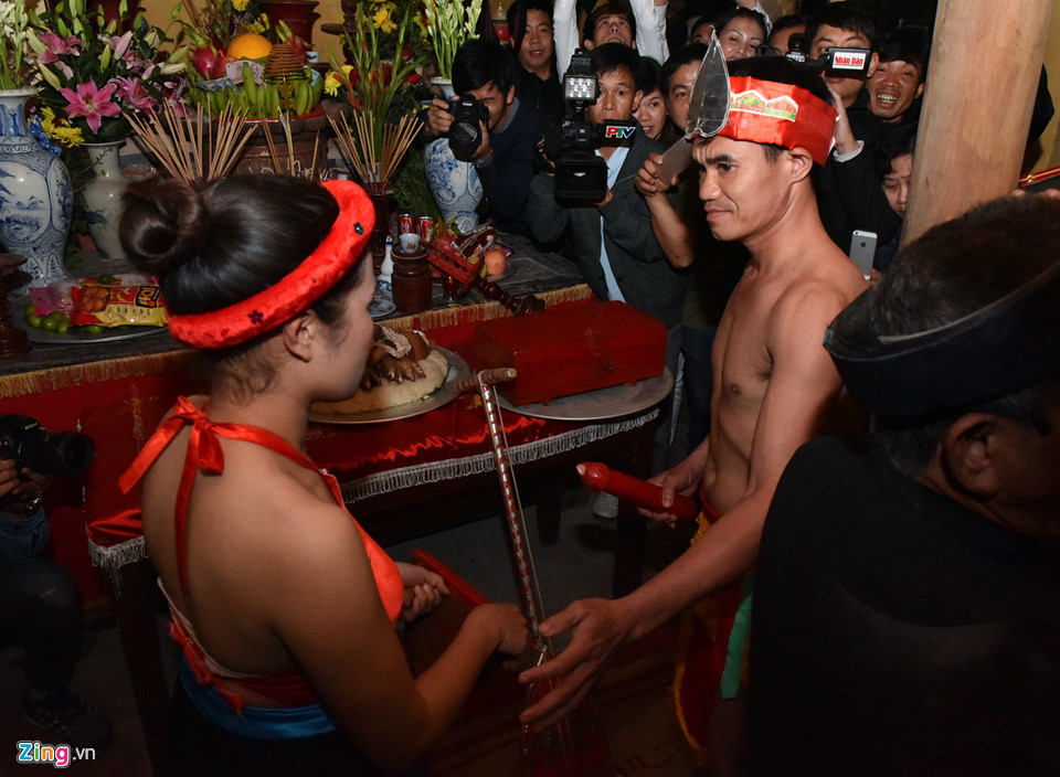 Đúng lúc 00h, cụ thủ từ lấy hòm thiêng bên trong chứa sinh thực khí của nam (Nõ) và sinh thực khí của nữ (Nường). Sau đó cụ trao cho cặp vợ chồng đã được ban tổ chức lựa chọn. Ngay khi đèn nến được tắt hết, cụ thủ từ hô khẩu lệnh “linh tinh tình phộc” và người nam dùng Nõ đâm “phộc” vào Nường. Dân làng quan niệm nếu đâm trúng 3 lần thì năm đó âm dương hòa hợp, cây cối xanh tươi, mùa màng tươi tốt. (Ảnh Zing)