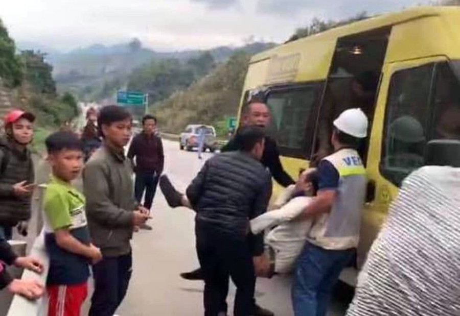 Các nạn nhân nhanh chóng được đưa đi bệnh viện cấp cứu ngay sau đó.