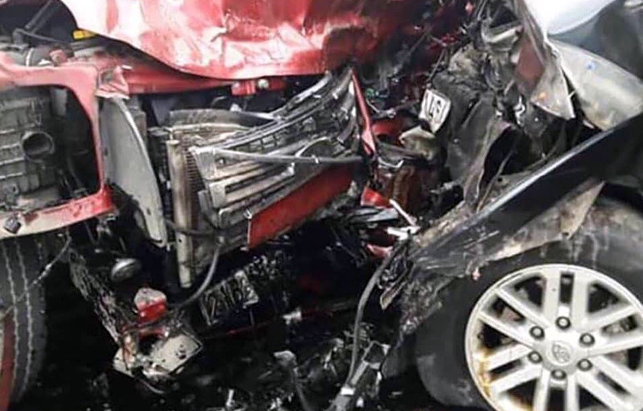 Phần đầu của hai xe ô tô đâm vào nhau bị bẹp dúm.