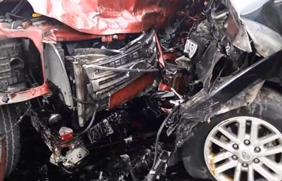 Phần đầu của hai xe ô tô đâm vào nhau bị bẹp dúm.