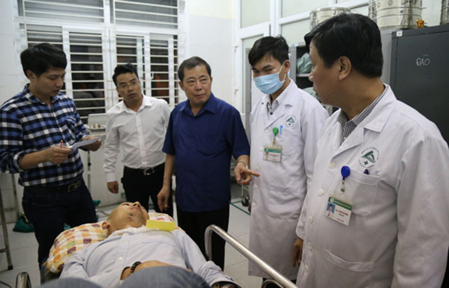 Được biết, ngay khi tiếp nhận thông tin, ông Nguyễn Thanh Dương - Phó Chủ tịch UBND tỉnh Lào Cai, Phó trưởng Ban ATGT tỉnh đã khẩn trương có mặt tại Bệnh viện Đa khoa tỉnh để chỉ đạo công tác cứu hộ và cấp cứu nạn nhân, đồng thời động viên thân nhân người bị nạn. Nguyên xảy ra tai nạn trên cao tốc Nội Bài - Lào Cai vẫn đang được cơ quan chức năng điều tra, làm rõ.