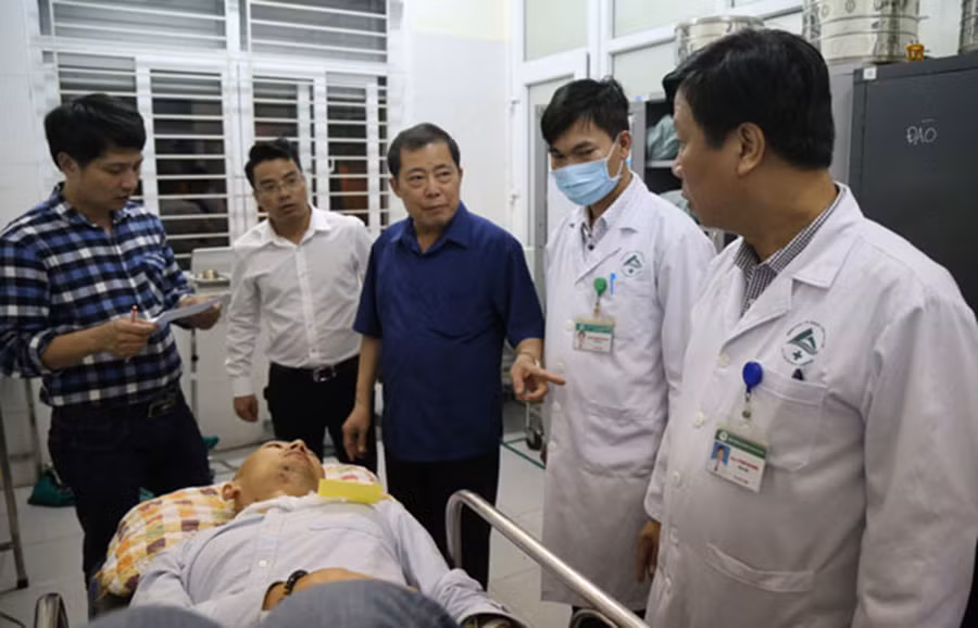 Được biết, ngay khi tiếp nhận thông tin, ông Nguyễn Thanh Dương - Phó Chủ tịch UBND tỉnh Lào Cai, Phó trưởng Ban ATGT tỉnh đã khẩn trương có mặt tại Bệnh viện Đa khoa tỉnh để chỉ đạo công tác cứu hộ và cấp cứu nạn nhân, đồng thời động viên thân nhân người bị nạn. Nguyên xảy ra tai nạn trên cao tốc Nội Bài - Lào Cai vẫn đang được cơ quan chức năng điều tra, làm rõ.