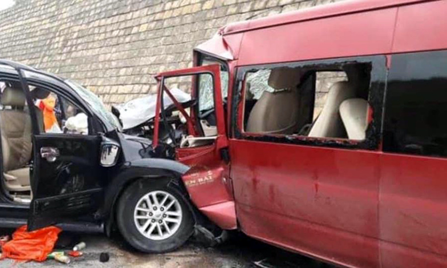 Tại hiện trường vụ tai nạn hai ô tô đâm nhau, cả hai chiếc xe đều bị hư hỏng nặng và gây ùn tắc giao thông.