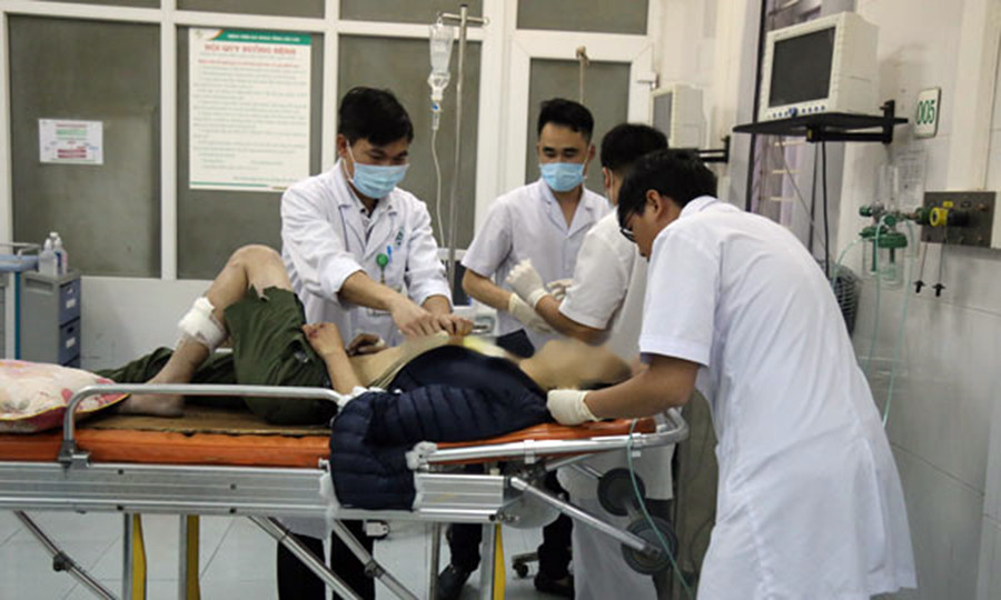 Theo ông Hùng, đến khoảng 2h30 rạng sáng nay (14/2), bệnh viện đã chuyển 3 nạn nhân người Hà Nội xuống Hà Nội tiếp tục điều trị theo nguyện vọng gia đình. Những người còn lại hiện đang nằm điều trị ở Bệnh viện Đa khoa tỉnh Lào Cai, tình hình sức khỏe đều rất ổn định. (Ảnh: Báo Lào Cai).