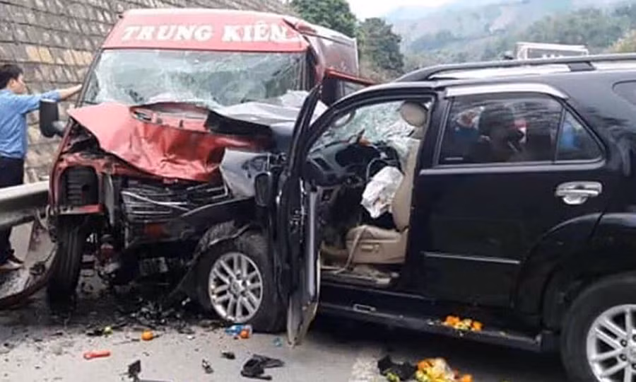 Am anh hien truong o to dam nhau tren cao toc Noi Bai-Lao Cai