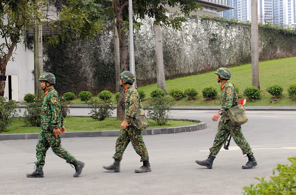Việc dò mìn được tiến hành cả khu vực bên trong khách sạn JW Marriott.