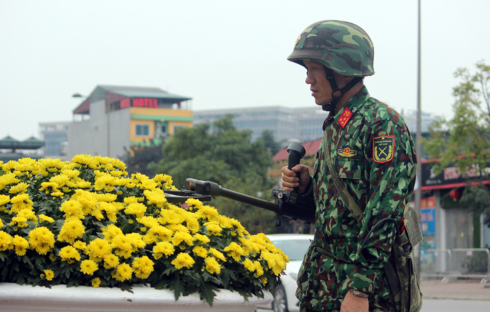 Phía bên ngoài khách sạn JW Marriott (nằm trên đường Đỗ Đức Dục) được dò xét mìn cẩn thận.