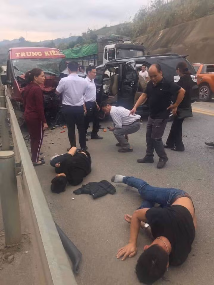 O to dam nhau tren cao toc Noi Bai - Lao Cai, 9 nguoi bi thuong