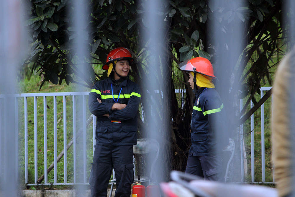 Lực lượng cảnh sát chữa cháy được bố trí xung quanh bên ngoài khách sạn JW Marriott.